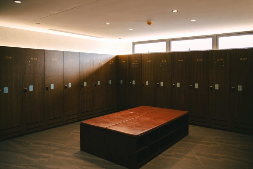a room with a bench in the middle of it